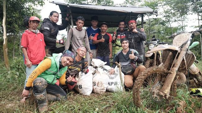 Komunitas Motor Trail Terabas Bogor Bantu Korban Banjir