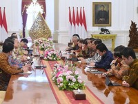 Momen Jokowi Rayu SoftBank Hingga DFC Tanam Modal di RI