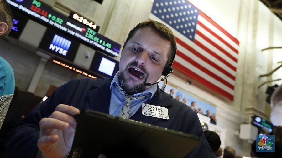 Trader Timothy Nick works in his booth on the floor of the New York Stock Exchange, Thursday, Jan. 9, 2020. Stocks are opening broadly higher on Wall Street as traders welcome news that China's top trade official will head to Washington next week to sign a preliminary trade deal with the U.S. (AP Photo/Richard Drew)