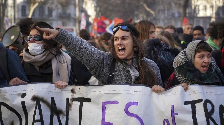 Demo tersebut dipicu oleh Presiden Emmanuel Macron yang menaikkan usia pensiun penuh dari 62 menjadi 64 tahun.