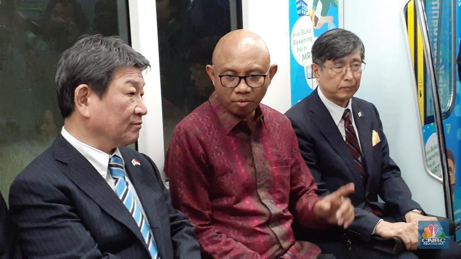 Menlu Jepang menjajal MRT Jakarta yang dananya berasal dari Jepang.