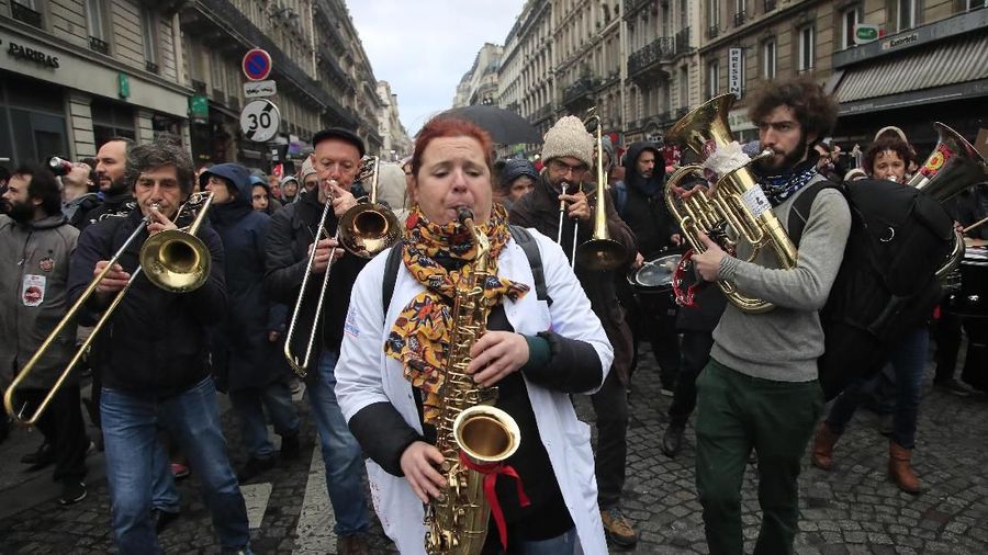 Demo tersebut dipicu oleh Presiden Emmanuel Macron yang menaikkan usia pensiun penuh dari 62 menjadi 64 tahun.