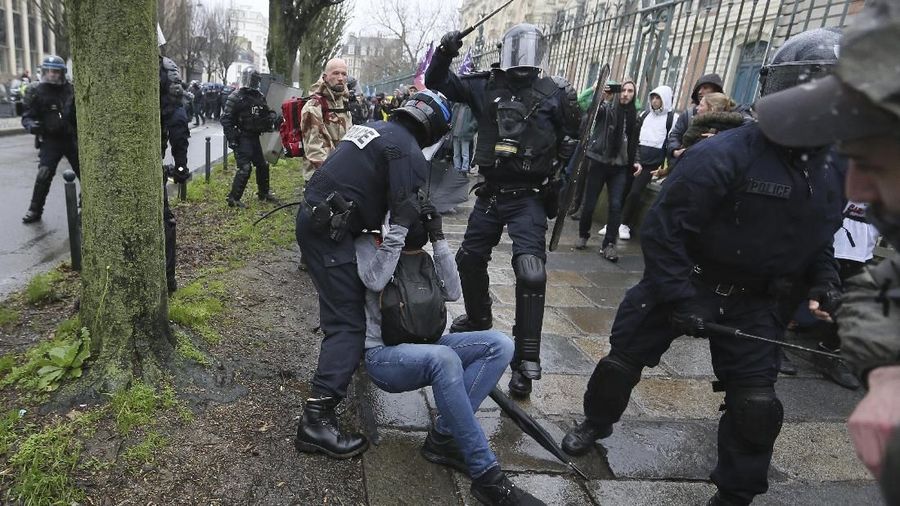 Demo tersebut dipicu oleh Presiden Emmanuel Macron yang menaikkan usia pensiun penuh dari 62 menjadi 64 tahun.