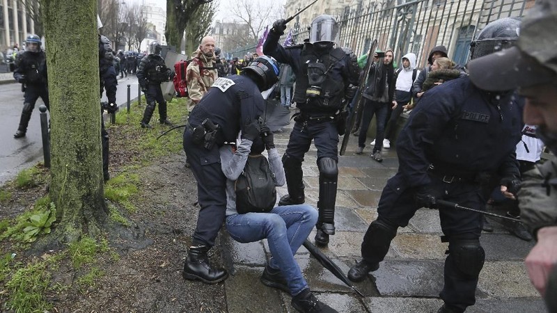 Demo tersebut dipicu oleh Presiden Emmanuel Macron yang menaikkan usia pensiun penuh dari 62 menjadi 64 tahun.
