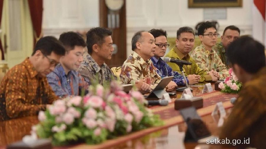 SoftBank menyatakan komitmennya untuk masuk ke Indonesia pada Juli 2019 lalu untuk berinvestasi khususnya kendaraan listrik.