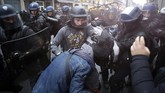 Para demonstran mengancam akan terus melakukan mogok kerja sampai tuntutan mereka dipenuhi. (AP Photo/Thibault Camus)