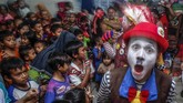 Badut yang tergabung dalam komunitas Badut Depok Bogor Raya (Debora) menghibur anak-anak di posko pengungsian korban banjir bandang dan longsor di SDN Sukajaya 03, Harkat Jaya, Sukajaya, Bogor, Jawa Barat, Kamis (9/1/2020). (ANTARA FOTO/Yulius Satria Wijaya/aww.)