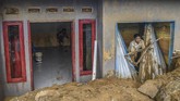Warga membersihkan endapan lumpur sisa tanah longsor dan banjir bandang di rumah mereka di Desa Adat Urug, Kecamatan Sukajaya, Kabupaten Bogor, Jawa Barat. (ANTARA FOTO/Galih Pradipta/wsj.)