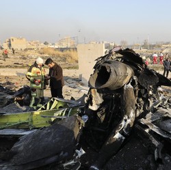 Pengamat Sebut AS & Israel di Balik Salah Tembak Rudal Iran?