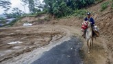 Karena jalur yang sulit, relawan membawa bantuan sembako dan pakaian dengan menunggang kuda. Distribusi logistik kepada warga korban bencana masih menjadi kendala dalam penanganan bencana tanah longsor karena akses jalan yang terputus. (ANTARA FOTO/Yulius Satria Wijaya/aww.)