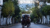 Ada 400 kuda di pulau Buyukada, Istambul dalam kondisi 'sekarat' dalam setahun karena kurang kurang mendapat perhatian dari pemiliknya. (Photo by Yasin AKGUL / AFP)