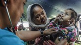 Anak warga korban bencana longsor mendapatkan pelayanan kesehatan gratis di pengungsian, Desa Harkat Jaya, Kecamatan Sukajaya, Bogor, Jawa Barat, Kamis (9/1/2019). Pemeriksaan tersebut untuk memastikan kesehatan para pengungsi yang mulai terserang aneka penyakit. (ANTARA FOTO/Yulius Satria Wijaya/aww.)