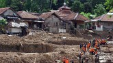 Pencarian korban banjir bandang dan tanah longsor terus dilakukan oleh tim gabungan dari Basarnas, TNI dan Polri. (ANTARA FOTO/Arif Firmansyah/pd.)