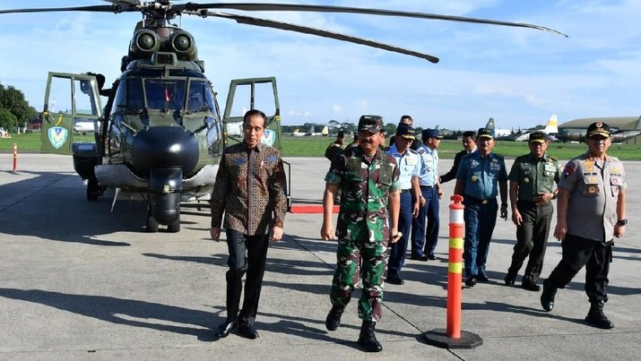 Presiden Tinjau Helikopter Caracal di Halim Perdanakusuma (Biro Pers Sekretariat Presiden/ Laily Rachev)