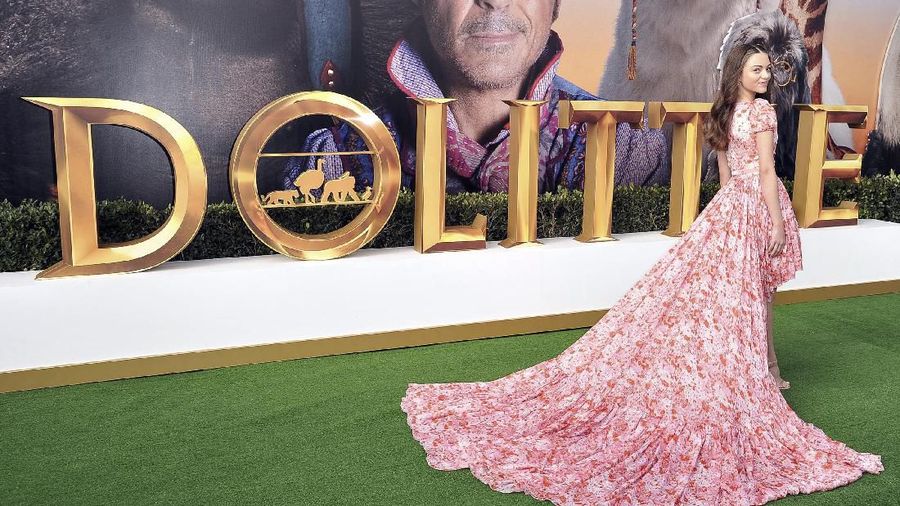 Film garapan Stephen Gaghan diramaikan oleh penampilan para bintang lain yang juga terlibat di antaranya Selena Gomez, Robert Downey Jr juga Tom Holland.