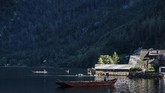 Setelah mendapat status UNESCO dan menjadi latar film 'Frozen', Hallstatt mulai diserbu turis. Kini petugas keamanan ditempatkan di area privat, seperti pemukiman dan gereja, sehingga turis tidak membuat kegaduhan saat berkunjung ke sana. (AFP/Alex Halada)