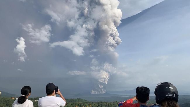 Gunung Taal di Filipina Erupsi, Bandara Ditutup