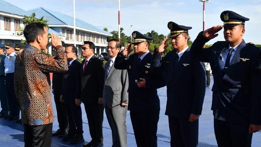 Jokowi memberikan arahan khusus kepada jajaran Kementerian Pertahanan, TNI, hingga Polri terkait dengan isu seputar pertahanan.