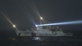 Kapal Coast Guard China-4301 membayangi KRI Usman Harun-359 dengan menggunakan lampu sorot ke anjungan saat melaksanakan patroli mendekati kapal nelayan pukat China yang melakukan penangkapan ikan di ZEE Indonesia Utara Pulau Natuna, Sabtu (11/1/2020) dini hari. ANTARA FOTO/M Risyal Hidayat