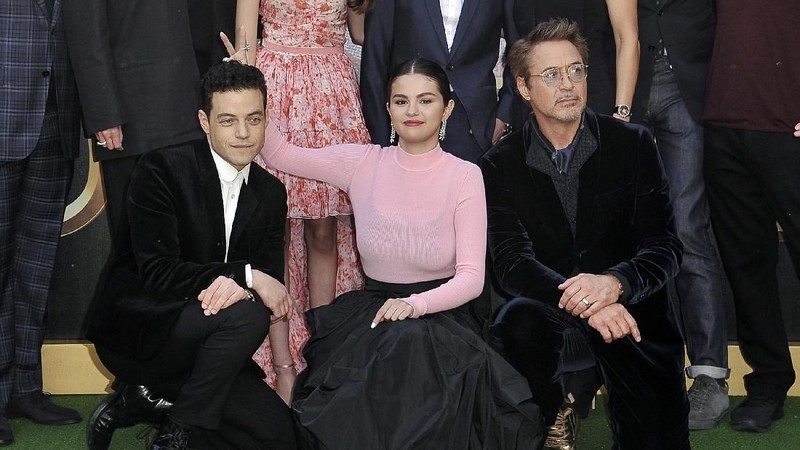 Film garapan Stephen Gaghan diramaikan oleh penampilan para bintang lain yang juga terlibat di antaranya Selena Gomez, Robert Downey Jr juga Tom Holland.