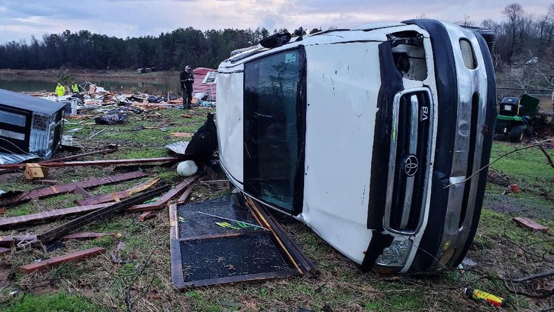 Sedikitnya 11 orang tewas saat angin kencang, tornado, dan hujan tak henti-hentinya menghantam negara itu.