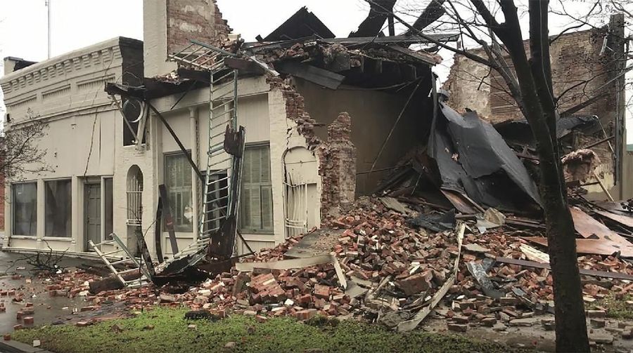 Sedikitnya 11 orang tewas saat angin kencang, tornado, dan hujan tak henti-hentinya menghantam negara itu.