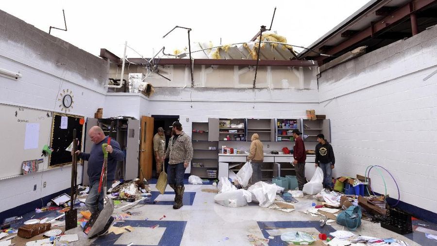 Sedikitnya 11 orang tewas saat angin kencang, tornado, dan hujan tak henti-hentinya menghantam negara itu.