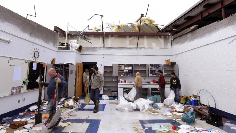 Sedikitnya 11 orang tewas saat angin kencang, tornado, dan hujan tak henti-hentinya menghantam negara itu.