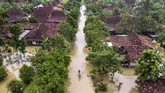 Menurut data BPBD Demak per Sabtu (11/1/2020), pengungsi korban banjir di wilayah itu mencapai sekitar 2.767 jiwa yang tersebar di sejumlah titik pengungsian ANTARA FOTO/Aji Styawan