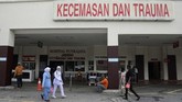 Menpora Malaysia Syed Saddiq yang menjenguk Kento Momota memastikan pemain putra nomor satu dunia itu dan tiga korban lainnya dalam kondisi stabil. (AP Photo/Vincent Thian)