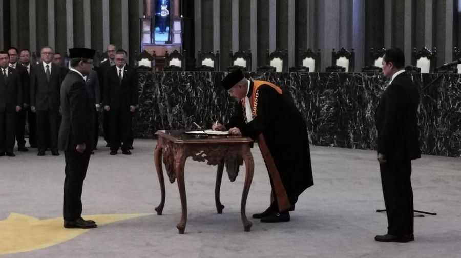 Ketua Mahkamah Agung Hatta Ali resmi melantik Wakil Menteri Keuangan Suahasil Nazara menjadi anggota Dewan Komisioner OJK Ex-Officio.
