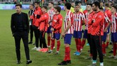 Pemain Atletico Madrid terlihat kecewa lantaran gagal menaklukkan Los Blancos dalam drama adu penalti. (AP Photo/Hassan Ammar)