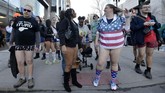 Titik pertemuan terbesar tahun ini berada di Manhattan, New York, Amerika Serikat. Cuaca panas bahkan tak mengganggu keinginan mereka untuk melepaskan celana. (Photo by Joseph Prezioso / AFP)