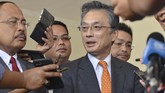 Duta Besar Jepang untuk Malaysia Hiroshi Oka menjenguk Kento Momota. Pemain 25 tahun itu dipastikan mengalami patah tulang hidung. (AP Photo)