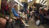 Sekelompok orang di sejumlah negara ikut serta dalam selebrasi 'No Pants Subway Ride' atau 'Hari Naik Kereta Tanpa Celana' pada Minggu (12/1) waktu setempat. (J'rg Carstensen/dpa via AP)