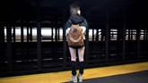 Seiring berjalannya waktu, No Pants Subway Ride digelar di sejumlah kota lainnya di Amerika Serikat, hingga berbagai penjuru dunia seperti Inggris, Jerman, dan Republik Ceko. (Photo by Johannes EISELE / AFP)