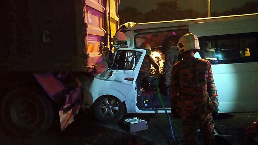 Mobil minibus yang membawa pebulutangkis putra nomor satu dunia asal Jepang, Kento Momota, mengalami kecelakaan, Senin (13/1/2020).