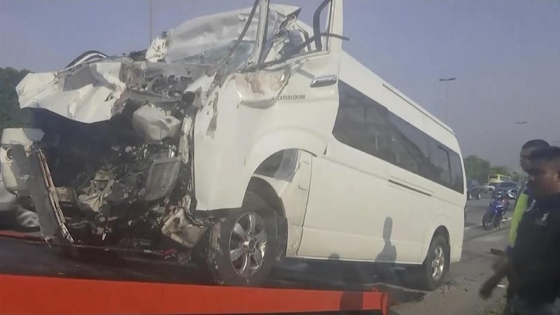 Mobil minibus yang membawa pebulutangkis putra nomor satu dunia asal Jepang, Kento Momota, mengalami kecelakaan, Senin (13/1/2020).