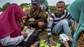 Petugas memeriksa kesehatan korban banjir Sungai Tuntang yang jebol di atas tanggul Desa Trimulyo, Guntur, Kabupaten Demak, Jawa Tengah, Sabtu (11/1/2020). ANTARA FOTO/Aji Styawan