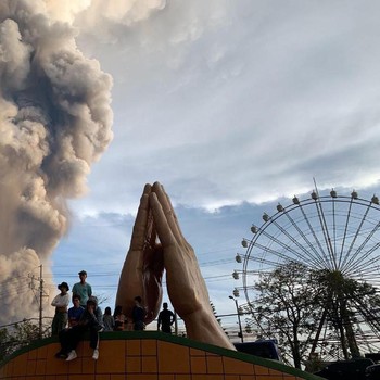 Filipina Erupsi, AS Banjir, hingga Demo Ojol Tuntut Tarif