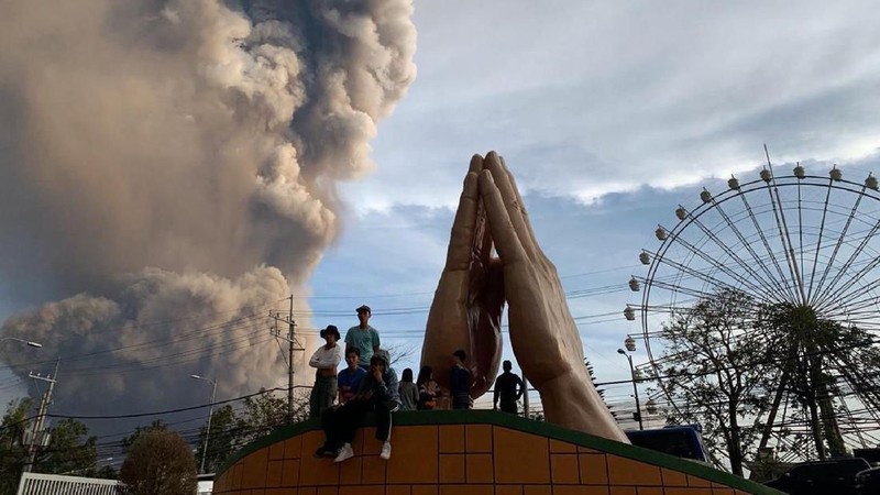 Kantor bencana setempat mengatakan telah mengevakuasi lebih dari 2.000 penduduk yang tinggal di pulau vulkanik tengah danau di dekat gunung tersebut.