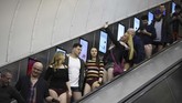 Selebrasi ini telah digelar selama 19 tahun berturut-turut dengan melepas celana atau bawahan mereka dan menaiki kereta bawah tanah. (DANIEL LEAL-OLIVAS / AFP)