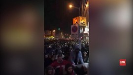VIDEO: Polisi Tembakkan Gas Air Mata ke Pedemo Iran