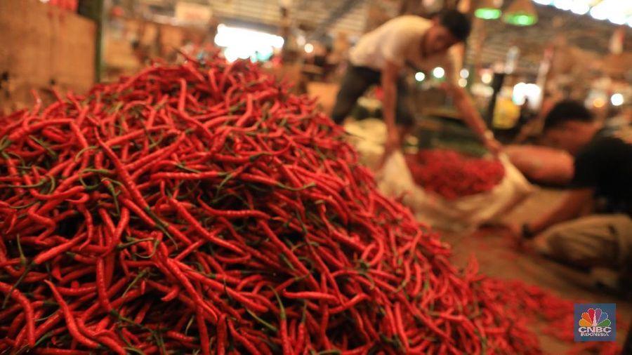 Bongkar Muat Cabai Merah di Pasar Kramat Jati (վ/Tris Susilo)