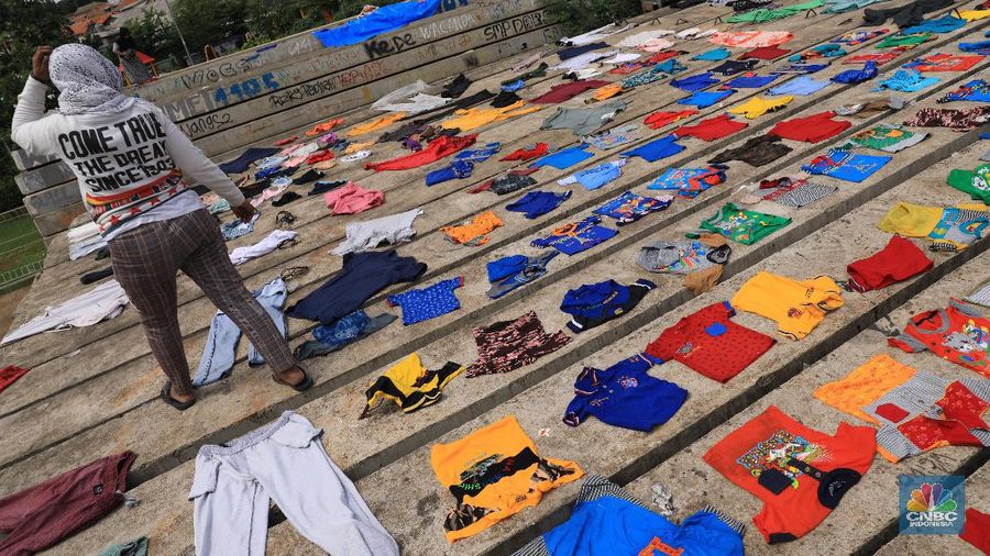 Pakaian itu dijemur di salah satu lahan kosong di Tanah Kusir, Bintaro.