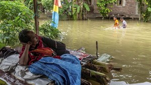 FOTO : Tanggul Sungai Tuntang Demak Jebol, Permukiman Banjir