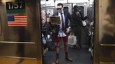 No Pants Subway Ride diinisiasi oleh kelompok komedi Improv Everywhere pada tahun 2002 silam di New York, AS. Tak ada tujuan serius pada mulanya, hanya sebuah seni pertunjukan absurd sekaligus selebrasi kekonyolan semata. (Johannes EISELE/AFP)