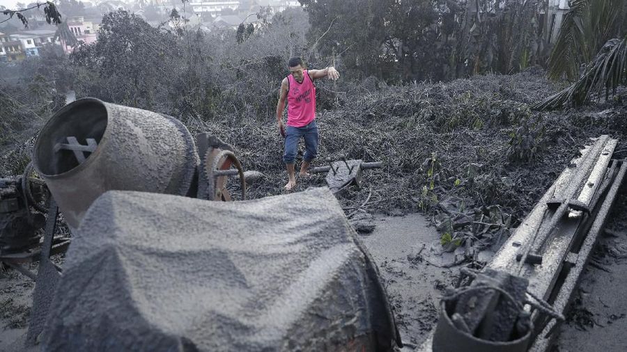 Kantor bencana setempat mengatakan telah mengevakuasi lebih dari 2.000 penduduk yang tinggal di pulau vulkanik tengah danau di dekat gunung tersebut.