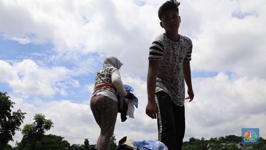 Pakaian itu dijemur di salah satu lahan kosong di Tanah Kusir, Bintaro.