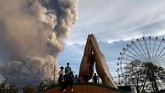 Bandara Internasional Clark yang berada di utara tak jauh dari Manila juga akan ditutup untuk mengurangi risiko akibat debu vulkanik. Mereka berencana untuk mengalihkan penerbangan ke bandara yang tidak terpengaruh letusan ini di luar Manila. (AP Photo/Bullit Marquez)